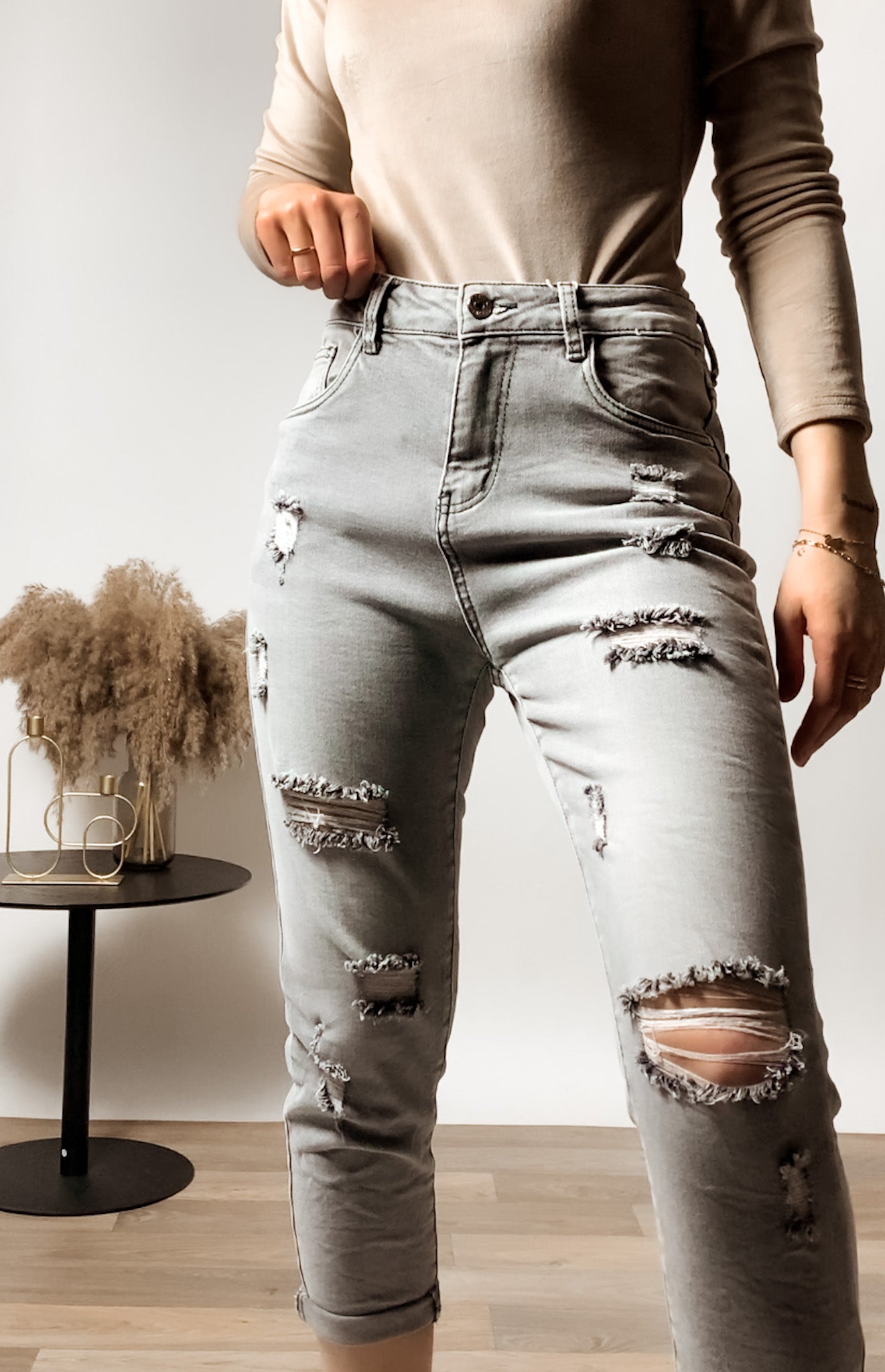 Světle šedé trhané džíny